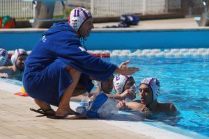 Il Coach dela Latina Nuoto Giovanni Borrelli tiene a rapporto i ragazzi della Serie D