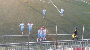 La gioria bianco-celeste dopo il gol di Mancini