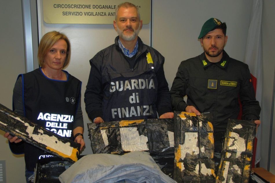 32 kilogrammi di eroina purissima sequestrati in un'azione congiunta dei Finanzieri del Comando Provinciale Roma con il personale dell'Agenzia delle Dogane e dei Monopoli