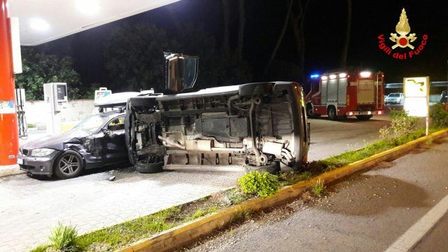 auto ribaltata inciente vigili del fuoco