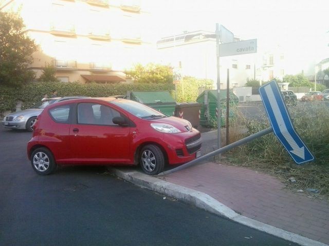 auto contro palo