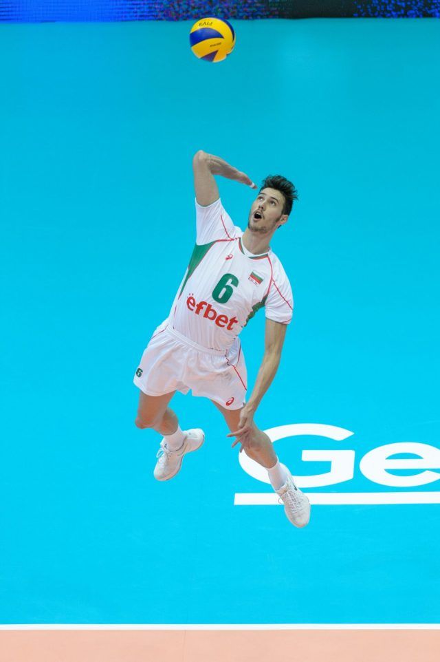 BulgariasRozalinPenchev6servesduringaFIVBMensVolleyballWorldLeaguematchbetweentheUSAandBulgariainDallasTexas