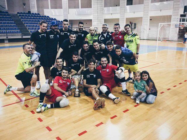 la-squadra-con-la-coppa