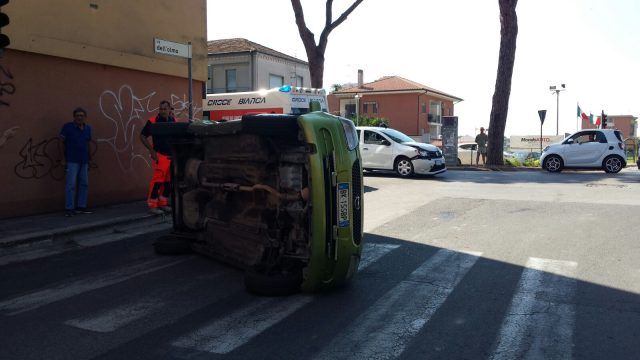 incidente auto ribaltata via dell Olmo