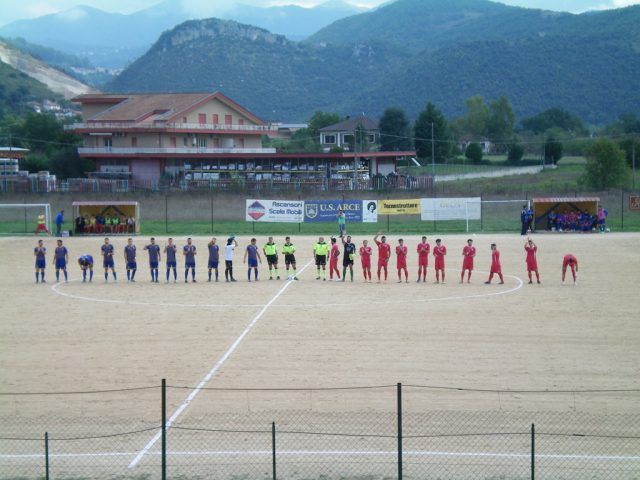 le-due-squadre-salutano-il-pubblico
