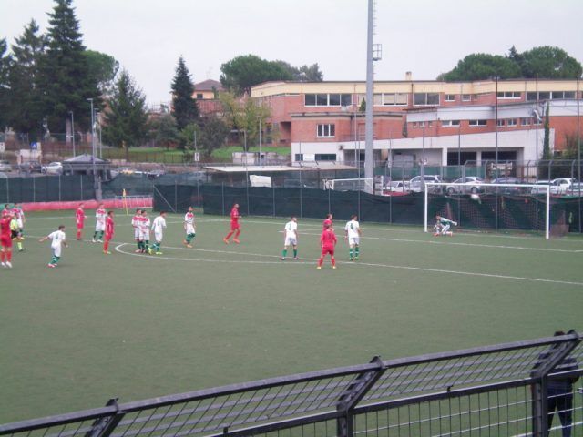la-punizione-di-sossai-deviata-dalla-barriera-finisce-in-agolo