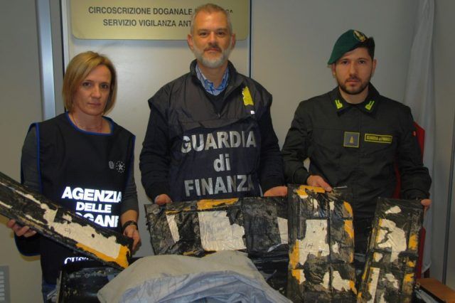 32 kilogrammi di eroina purissima sequestrati in un'azione congiunta dei Finanzieri del Comando Provinciale Roma con il personale dell'Agenzia delle Dogane e dei Monopoli 32 kilogrammi di eroina purissima sequestrati in un'azione congiunta dei Finanzieri del Comando Provinciale Roma con il personale dell'Agenzia delle Dogane e dei Monopoli