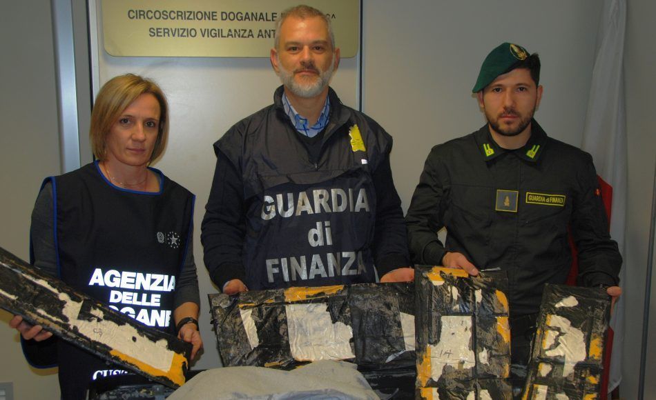 32 kilogrammi di eroina purissima sequestrati in un'azione congiunta dei Finanzieri del Comando Provinciale Roma con il personale dell'Agenzia delle Dogane e dei Monopoli 32 kilogrammi di eroina purissima sequestrati in un'azione congiunta dei Finanzieri del Comando Provinciale Roma con il personale dell'Agenzia delle Dogane e dei Monopoli