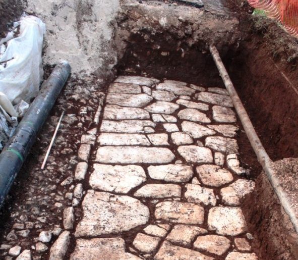 Strada-basolata-adiacente-il-muro-di-cinta-romano