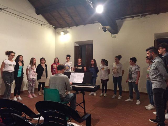 i giovani del Coro Polifonico Always Young Choir durante il Laboratorio di Musica Tradizionale