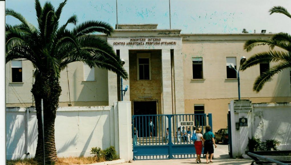 Campo_Latina_-_The_entrance_to_the_refugee_camp