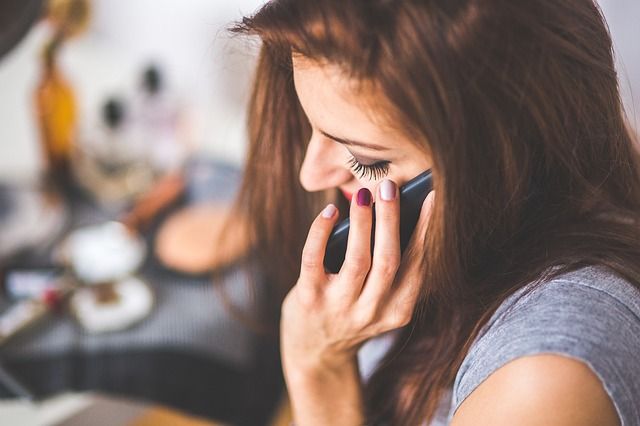 Donna al telefono