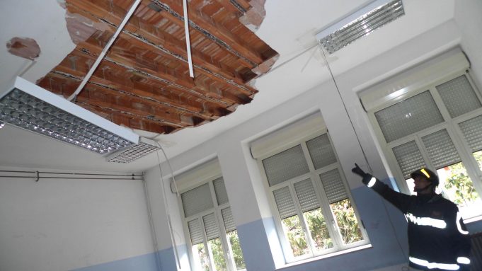 Crolla soffitto in aula Liceo a Cagliari, tre feriti