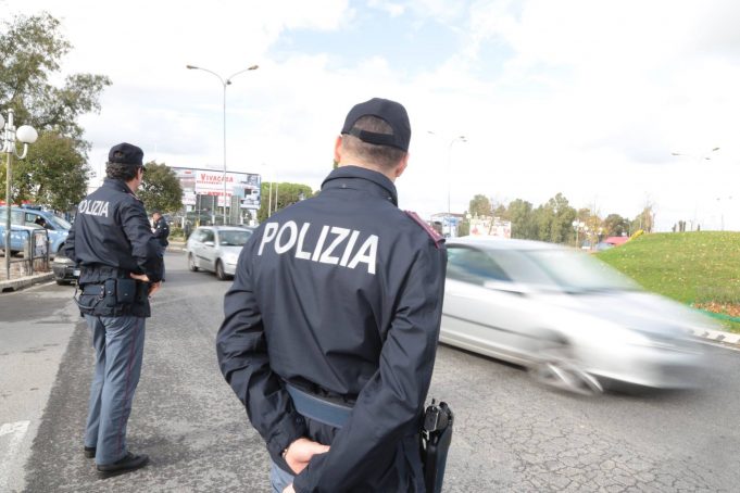 ACEC0B64-poliziaD899-40B8-B29F-79329A8D481E