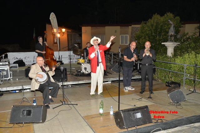 Rich Clive voce, Lino Patruno banjo, Gianluca Galvani cornetta, Guido Giacomini contrabbasso, Riccardo Colasante batteria e Raffaele Gaizo clarinetto