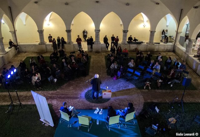 Milo De Angelis legge nel chiostro di San Domenico di Fondi