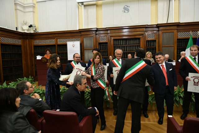 Assessore Pamisani ritira il premio