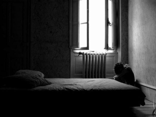 bambino-veglia-madre-morta-1120825