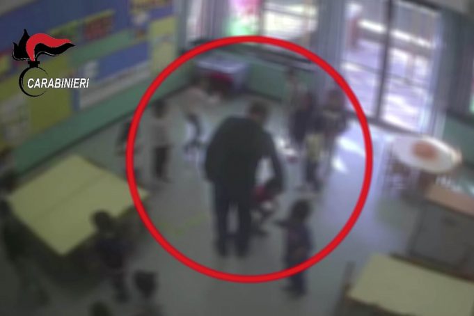 Milano, maltrattamenti in asilo: maestro arrestato