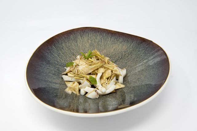Calamari al vapore con carciofi crudi