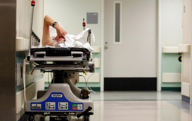 ferito in barella pronto soccorso