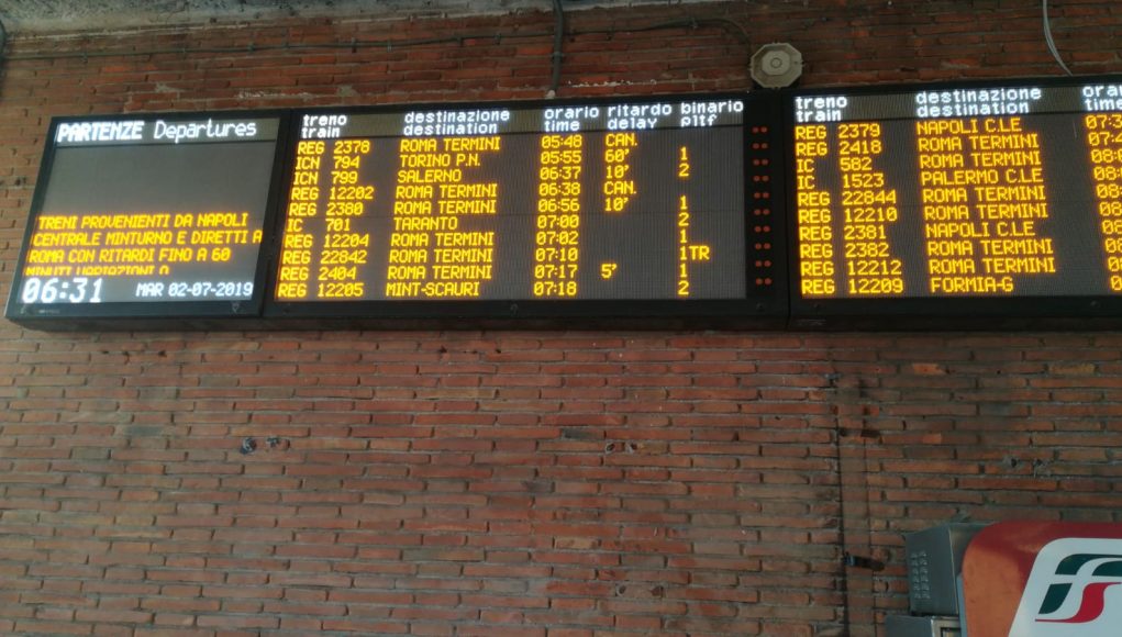 ritardi treni orari tabellone schermo