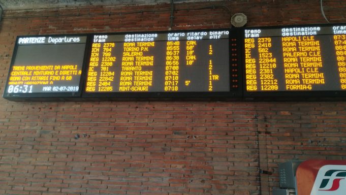 ritardi treni orari tabellone schermo