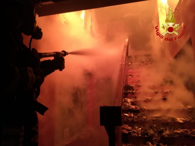 vigili del fuoco incendio appartamento scale