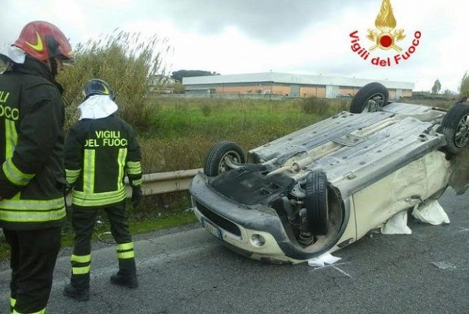 pontina auto ribaltata incidente vigili del fuoco