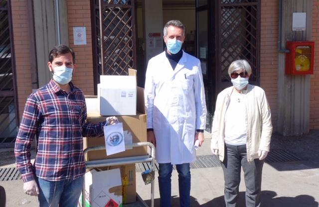 APA - da sx a dx Andrea Alimenti (pres. APA), Luigi Montecchiesi (dirigente servizio di Farmacia Ospedale Goretti Latina), Amelia La Duca (consigliera APA)