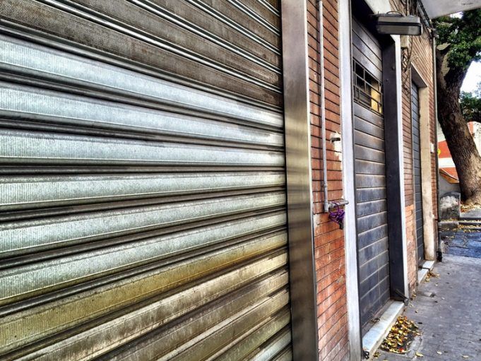 Serrande-abbassate.-L-inarrestabile-emorragia-delle-botteghe-del-piccolo-commercio-che-serviva-l-area-circostante_articleimage
