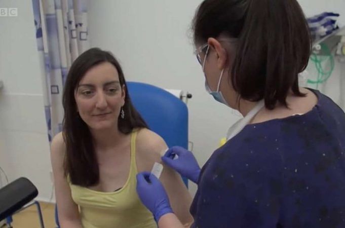 elisa-granato-si-fa-iniettare-la-prima-dose-di-vaccino-contro-il-coronavirus-oxf-1306881