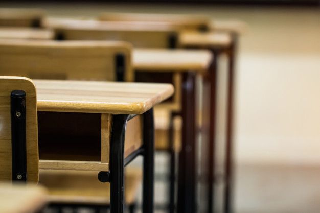 aula-o-aula-vuota-della-scuola-con-banchi-sedia-in-legno-di-ferro-per-studiare-lezioni-al-liceo_4236-1606