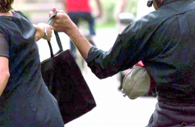 CRIMINALITA', QUATTRO SCIPPI IN UN'ORA: 20ENNE PRESO A NAPOLI