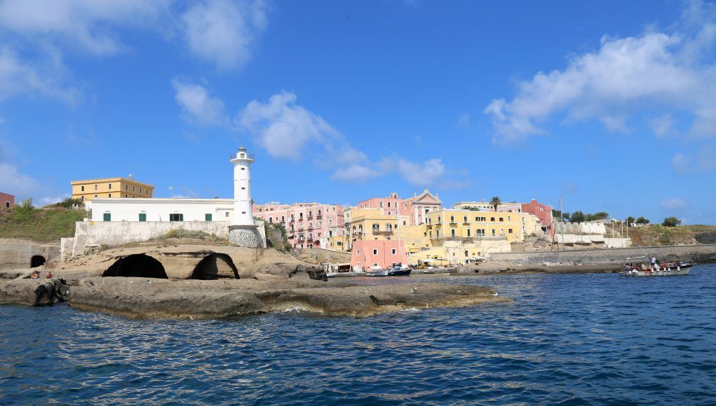 Ventotene,_veduta_dell'insediamento_principale_dal_mare_03