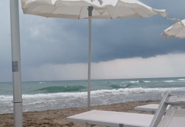 maltempo latina lido ombrelloni