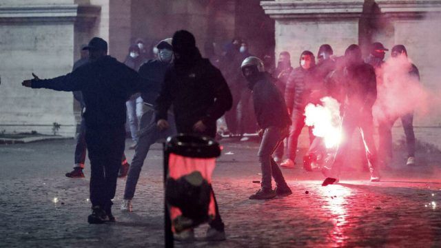 Roma, scontri a piazza del Popolo_ guerriglia durante la manifestazione-3