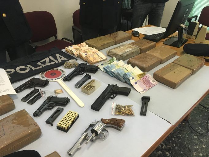 droga, soldi, pistole, polizia