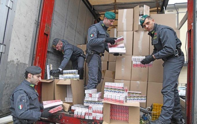 tre-tonnellate-di-sigarette-di-contrabbandoloperazione-della-finanza-vid_a8637e6c-1b0d-11e9-a6a6-44e82785b7b1_900_566