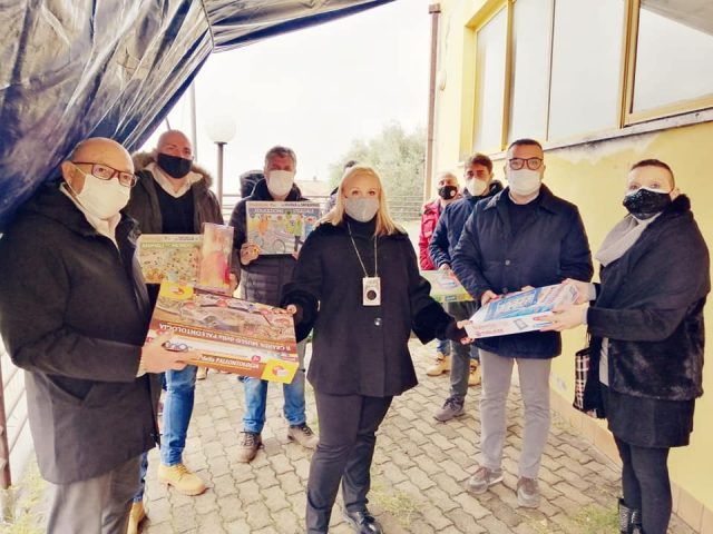 Fond-dona giocattolo1