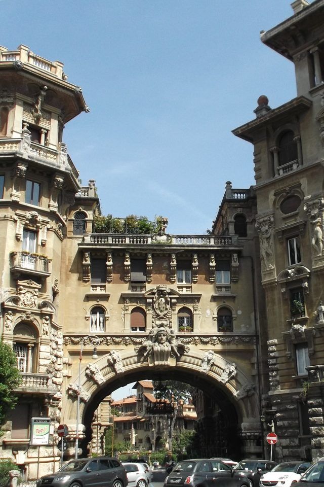 Coppedè,_Arco_dei_Palazzi_degli_Ambasciatori_da_via_Tagliamento