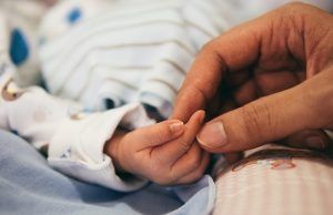 Dal dramma del tumore al seno, alla gioia della maternità: a Formia nasce una storia di fede e speranza