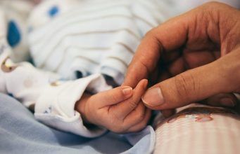 Dal dramma del tumore al seno, alla gioia della maternità: a Formia nasce una storia di fede e speranza