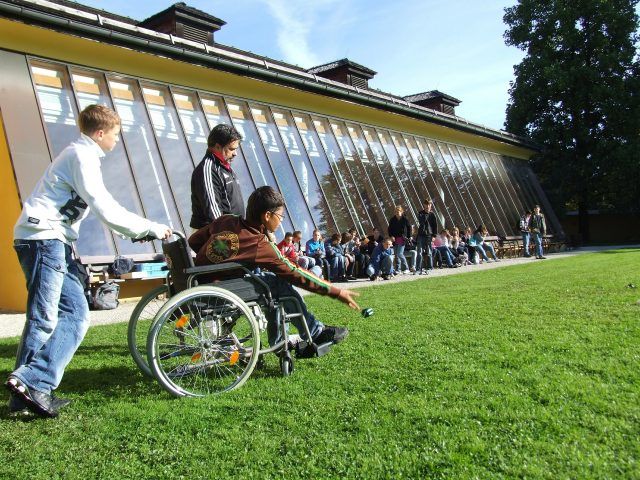 wheelchair-538138_1920