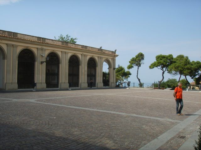 Santuario_di_montenero_piazzale