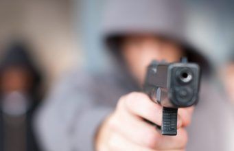 Aprilia Far West : Ancora spari contro una pizzeria, sette colpi di pistola. Indagini serrate dei carabinieri