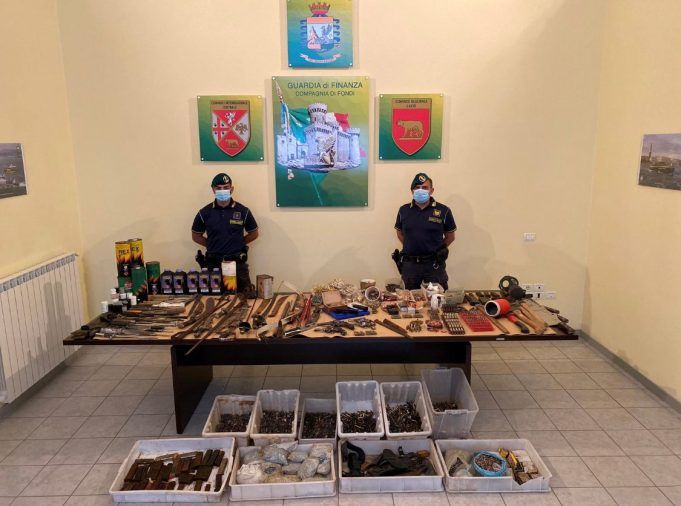 Foto armi sequestrate con Baschi Verdi