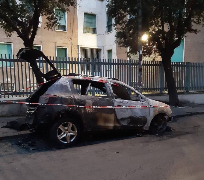 Lauto-carbonizzata-in-Via-Triboniano-proprio-alle-spalle-del-Tribunale-di-Latina