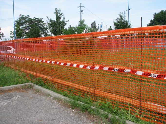 working-la-rete-da-cantiere-con-nastro-rifrangente-uonrh