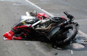 Motociclista di 32 anni muore dopo uno scontro con un’auto. Bloccata la Flacca